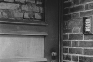 Zugemauerte Tür eines Ost-Berliner Hauses an der Sektorengrenze zwischen Treptow und Neukölln