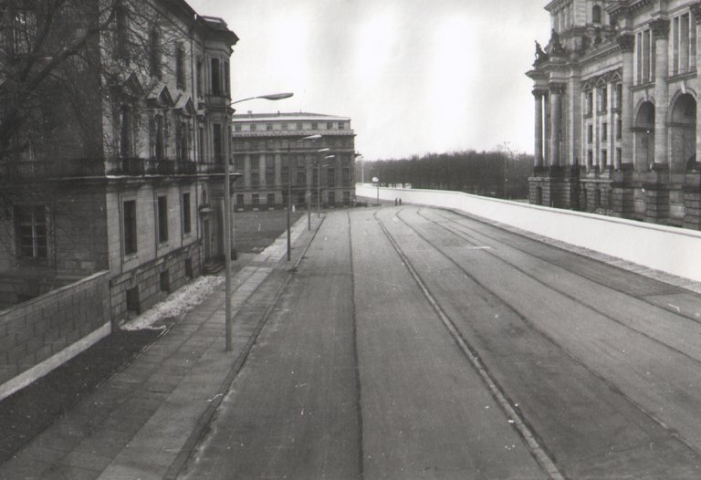 Am Reichstagsgebäude, Ostseite, Blick von Norden, Aufnahme 1980er Jahre