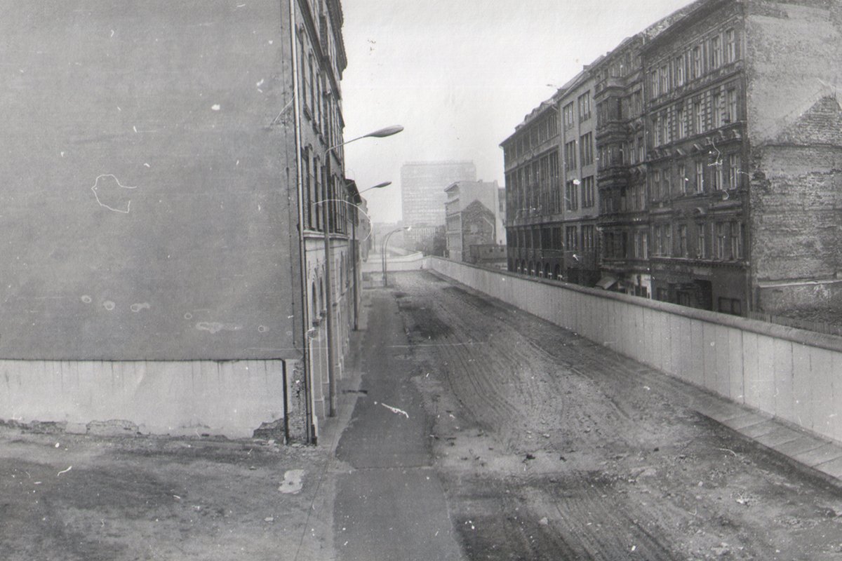 Zimmerstraße (Richtung Checkpoint Charlie), Aufnahme 1980er Jahre Zimmerstraße, Richtung "Checkpoint Charlie", Aufnahme 1980er Jahre
