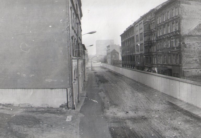 Zimmerstraße, Richtung "Checkpoint Charlie", Aufnahme 1980er Jahre