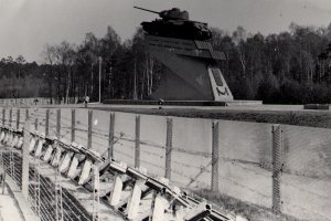 Ehemaliges Panzer-Denkmal zwischen Berlin-Zehlendorf und Kleinmachnow, in der Nähe des Autobahn-Grenzübergangs Dreilinden/Drewitz (heute: Europarc), Aufnahme 1980er Jahre