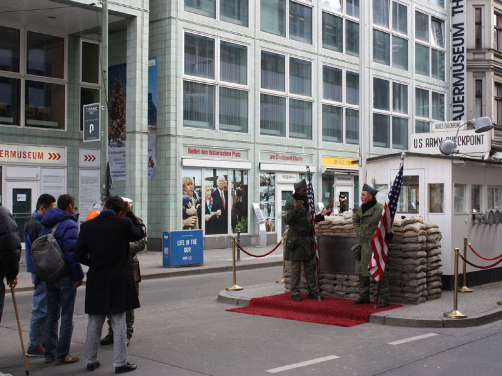Touristenspiele am Checkpoint Charlie: eine nachgebaute amerikanische Kontrollbaracke als Fotokulisse (1); Aufnahme 2016