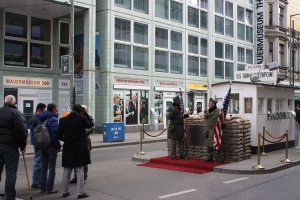 Touristenspiele am Checkpoint Charlie: eine nachgebaute amerikanische Kontrollbaracke als Fotokulisse (1); Aufnahme 2016