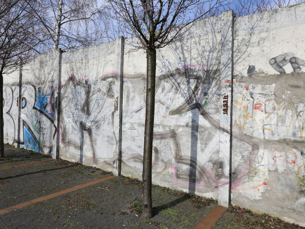 Hinterlandsicherungsmauer mit Ausstellungsimpressionen am Grenzübergang Bornholmer Straße (3); Aufnahme 2015 Hinterlandsicherungsmauer mit Ausstellungsimpressionen am Grenzübergang Bornholmer Straße (3); Aufnahme 2015