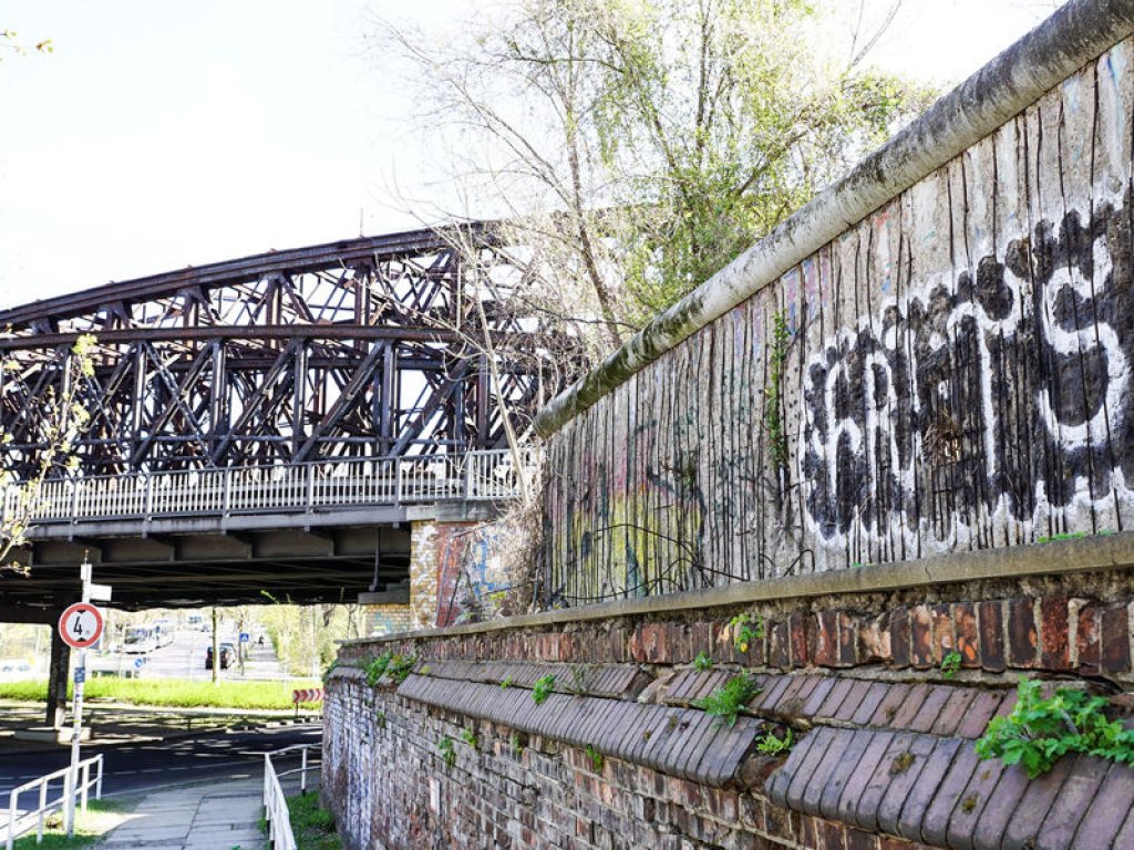 "Grenzmauer 75" an der Liesenstraße neben den stillgelegten Liesenbrücken, die den Kreisverkehr zwischen Liesen-, Garten- und Scheringstraße überspannen; Aufnahme 2015