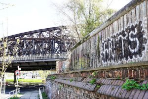"Grenzmauer 75" an der Liesenstraße neben den stillgelegten Liesenbrücken, die den Kreisverkehr zwischen Liesen-, Garten- und Scheringstraße überspannen; Aufnahme 2015