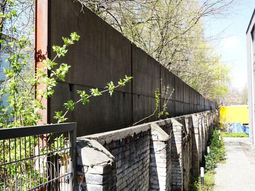 Hinterlandsicherungsmauer an der Schwartzkopffstraße; Aufnahme 2015