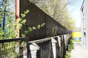 Hinterlandsicherungsmauer an der Schwartzkopffstraße; Aufnahme 2015