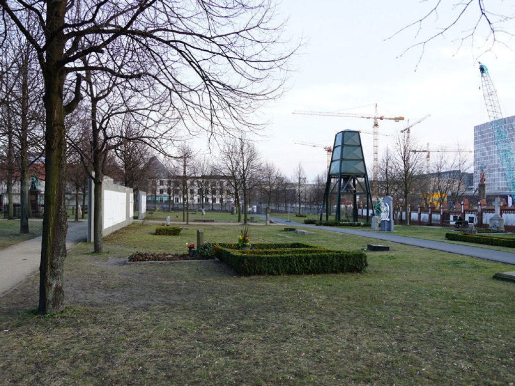Hinterlandsicherungmauer (links) auf dem Invalidenfriedhof am Spandauer Schifffahrtskanal; Aufnahme 2015