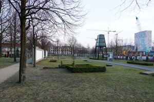 Hinterlandsicherungmauer (links) auf dem Invalidenfriedhof am Spandauer Schifffahrtskanal; Aufnahme 2015