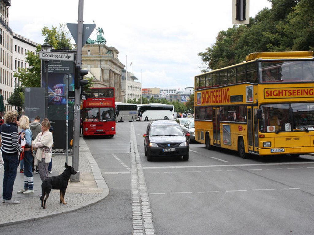 Mauermarkierung in der Ebert-/Ecke Dorotheenstraße vom Reichstagsgebäude zum Brandenburger Tor; Aufnahme 2016