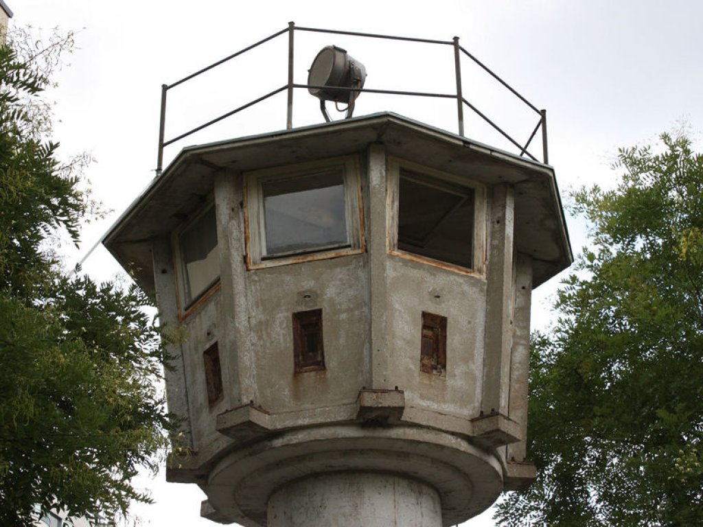 Kanzel eines Beobachtungsturms ("BT-6") der DDR-Grenztruppen in der Erna-Berger-Str. in Berlin Mitte, wenige Meter vom Originalstandort versetzt; Aufnahme 2016