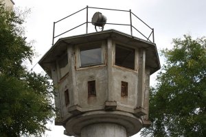 Kanzel eines Beobachtungsturms ("BT-6") der DDR-Grenztruppen in der Erna-Berger-Str. in Berlin Mitte, wenige Meter vom Originalstandort versetzt; Aufnahme 2016