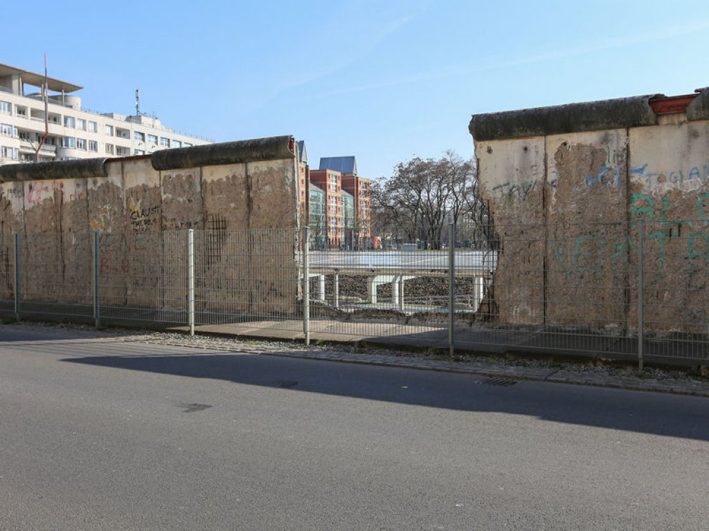 Mauer-Lücke in der "Grenzmauer 75" in der Niederkirchner Straße; Aufnahme 2015