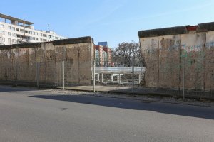 Mauer-Lücke in der "Grenzmauer 75" in der Niederkirchner Straße; Aufnahme 2015