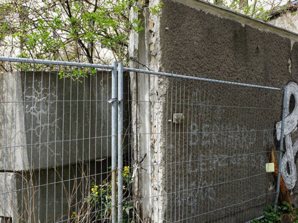 Anschlussstelle der Hinterlandmauer in der Beuthstraße nördlich der Kommandantenstraße in Berlin-Mitte; Aufnahme 2015