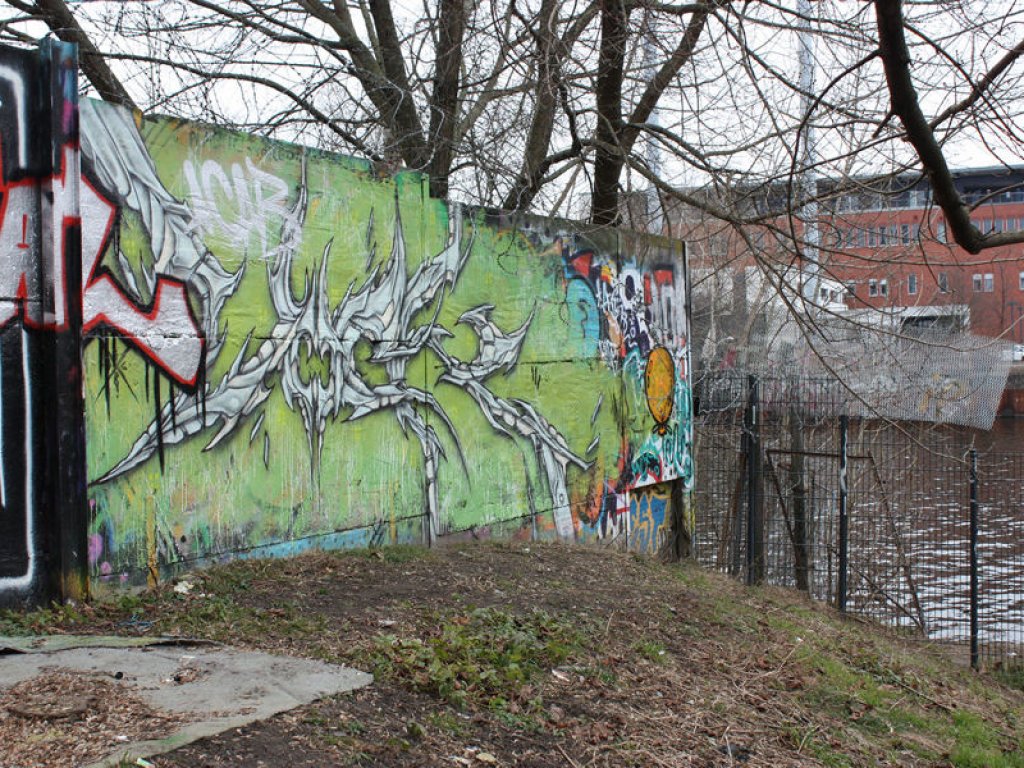 Hinterlandmauer, parallel zur Schillingbrücke (Südseite der Spree) (1); Aufnahme 2016