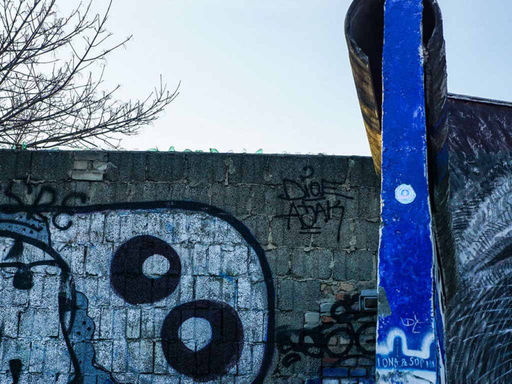 Mauer der 1. Generation mit einzementierten Glasscherben als Übersteigsicherung an der Mühlenstraße; Aufnahme 2015