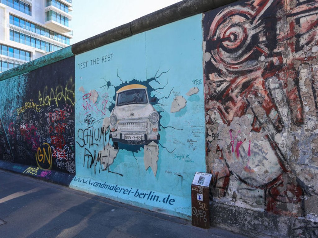 Die "East Side Gallery" als längste denkmalgeschützte Leinwand der Welt, hier exemplarisch das Werk "Test the West" von Birgit Kinder; Aufnahme 2015