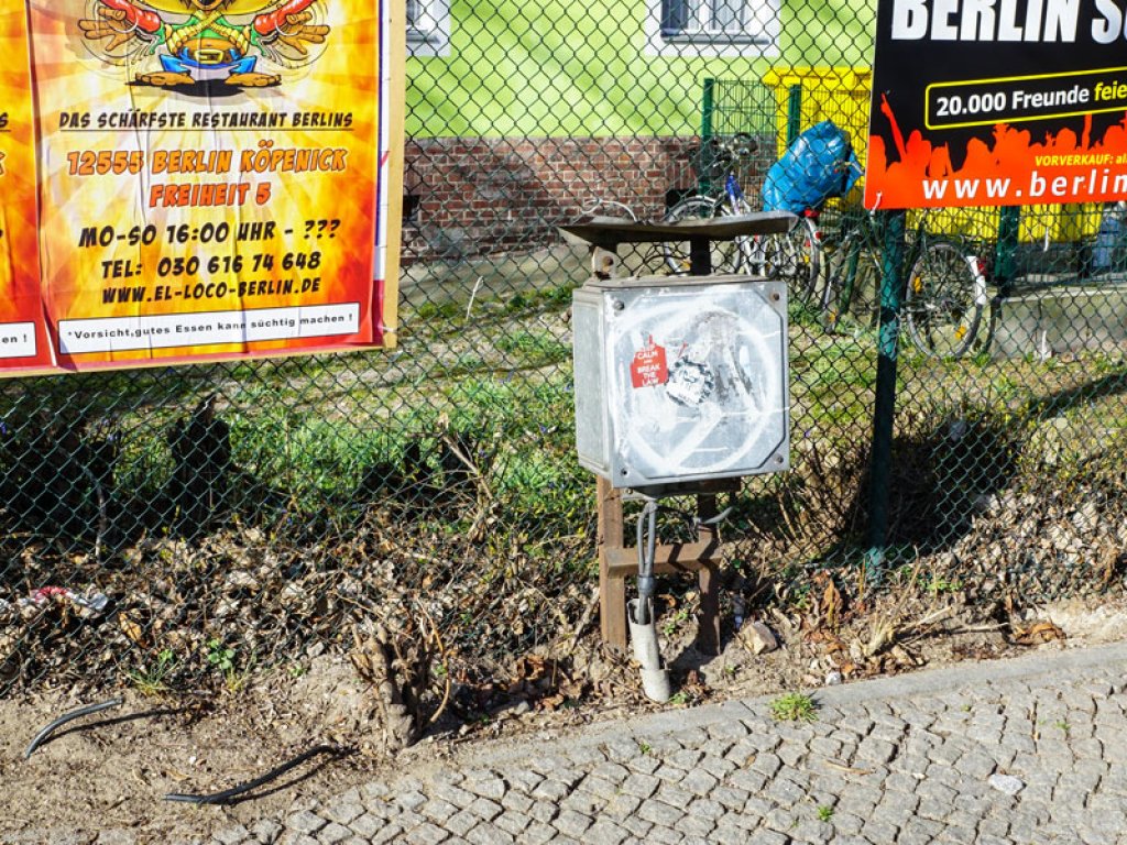 Elektroschaltkasten am ehemaligen Grenzübergang Sonnenallee; Aufnahme 2015
