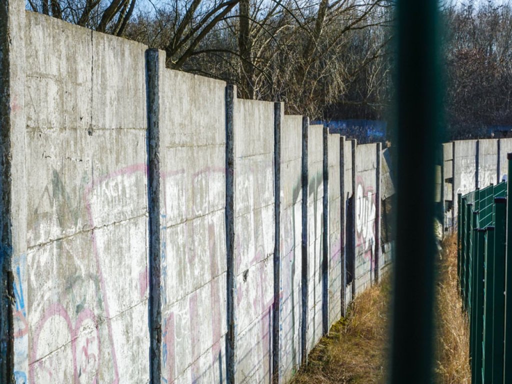 Hinterlandmauer der DDR-Grenzanlagen zwischen Rudower Straße und Glashütter Weg (unweit der Rudower Höhe) (3); Aufnahme 2015