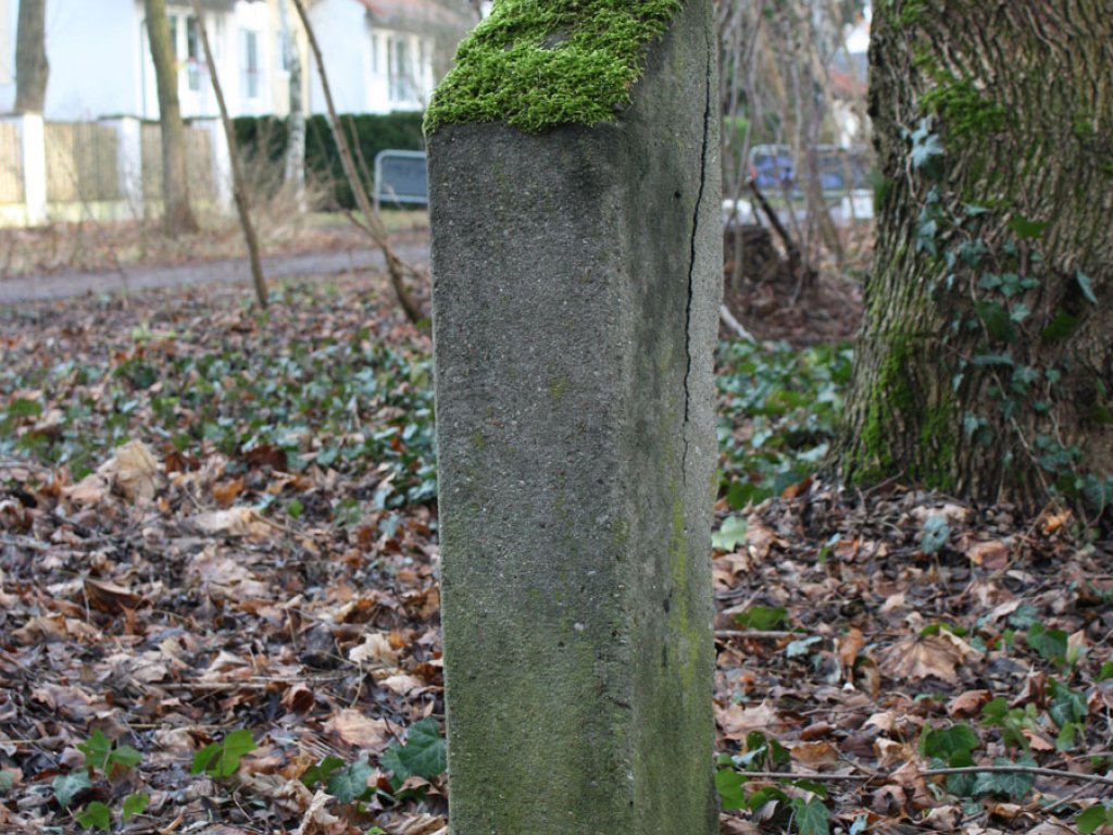 West-Berliner Grenzmarkierungspfosten nahe der Rohrbachstraße in Berlin-Lichtenrade; Aufnahme 2015