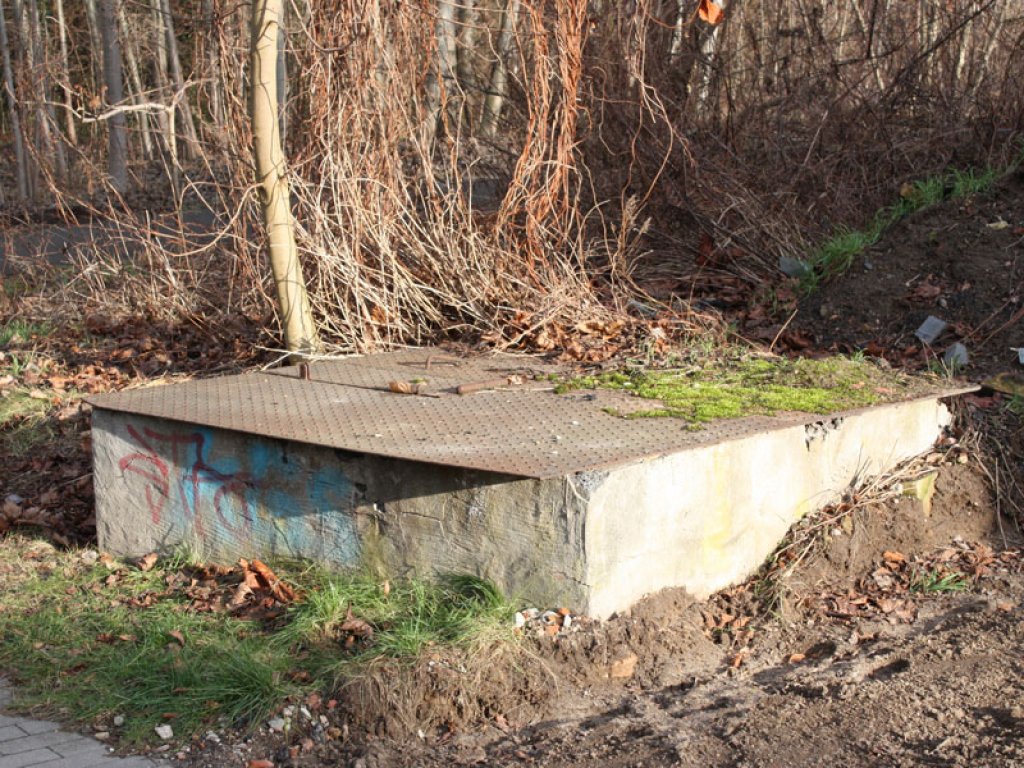 Fundament eines Beobachtungsturmes zwischen Mahlow-Waldblick und Berlin-Lichtenrade; Aufnahme 2015 Fundament eines Beobachtungsturmes zwischen Mahlow-Waldblick und Berlin-Lichtenrade; Aufnahme 2015