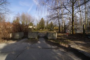 Blumenkastensperren der Hinterlandsicherung der DDR-Grenzanlagen in Teltow-Seehof; Aufnahme 2015