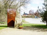 Gedenkstein für die Opfer der Teilung (1999 errichtet) im Todesstreifen der DDR-Grenzanlagen in Kleinmachnow; Aufnahme 2015