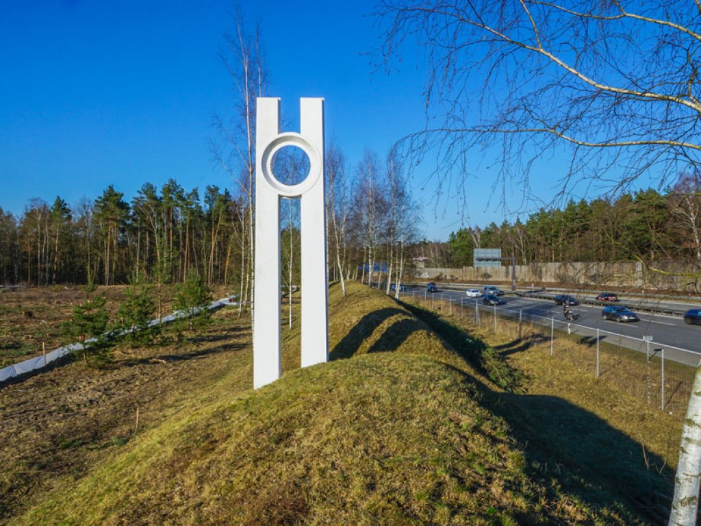 Doppelstele des Künstlers Lutz Brandt von 1974, früher mit einem runden Staatswappen der DDR ausgeschmückt, an der A 115 zwischen dem DDR-Grenzübergang Drewitz und dem West-Berliner Grenzkontrollpunkt Dreilinden; Aufnahme 2015