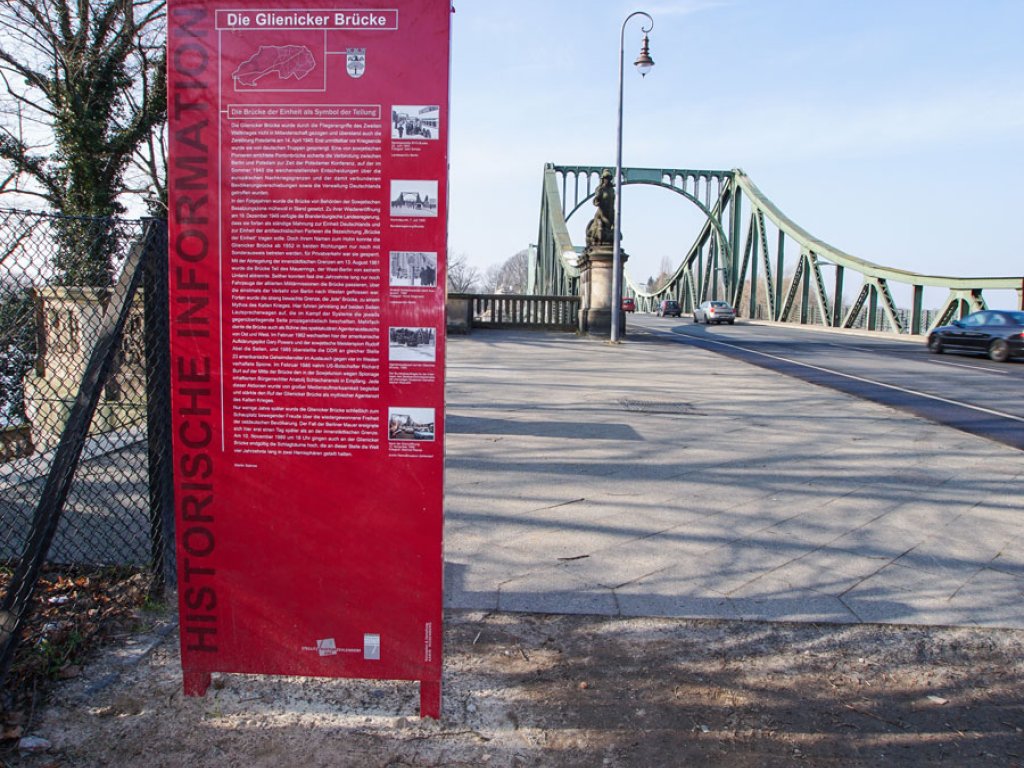 Informationstafel zur Geschichte der Glienicker Brücke („Brücke der Einheit“) - Blick von Berlin nach Potsdam; Aufnahme 2015
