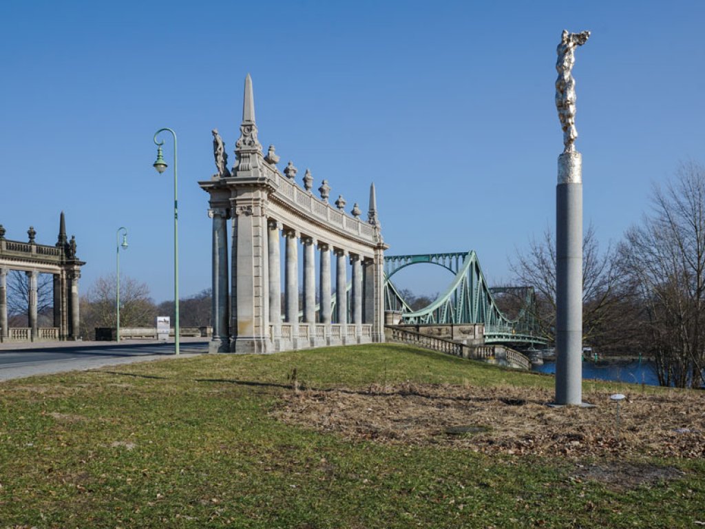 „Nike ’89“ - Denkmal von Wieland Förster, an der Glienicker Brücke errichtet im Jahr 1999 anlässlich des 10. Jahrestages des Mauerfalls; Aufnahme 2015