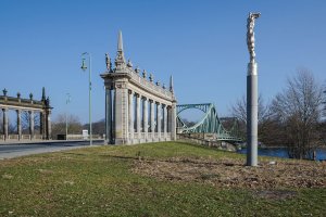 „Nike ’89“ - Denkmal von Wieland Förster, an der Glienicker Brücke errichtet im Jahr 1999 anlässlich des 10. Jahrestages des Mauerfalls; Aufnahme 2015