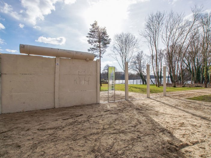 Mauer der 3. Generation mit Rohrauflage, die nach dem Mauerabriss als Denkmal nördlich des Glienicker Sees neu errichtet wurde und seit 2014 eine Mauergedenkstätte ist (1); Aufnahme 2015