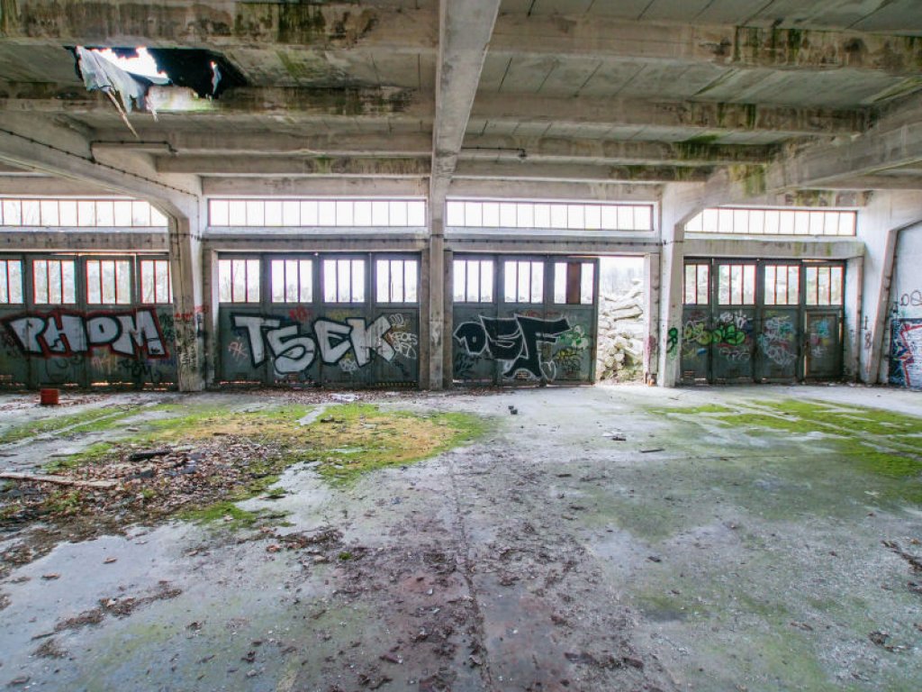 Innenansicht der Reparaturwerkstätten auf dem Gelände des DDR-Grenzregiments 34 in Groß Glienicke (ehem. Rosa-Luxemburg-Kaserne); Aufnahme 2015