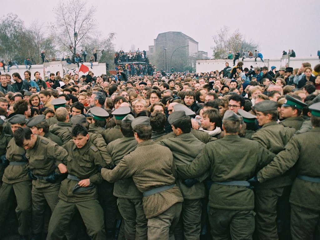 Grenzsoldaten halten West-Berliner am Grenzübergang Potsdamer Platz zurück, 12. November 1989.