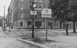 Stacheldrahtsperren in der Schwedter-/Ecke Bernauer Straße; Aufnahme 13. August 1961