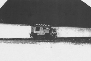 Manfred Mäder, erschossen an der Berliner Mauer: MfS-Foto vom Fluchtfahrzeug an der Grenzmauer in Berlin-Treptow in Höhe der Karpfenteichstraße, 21. November 1986