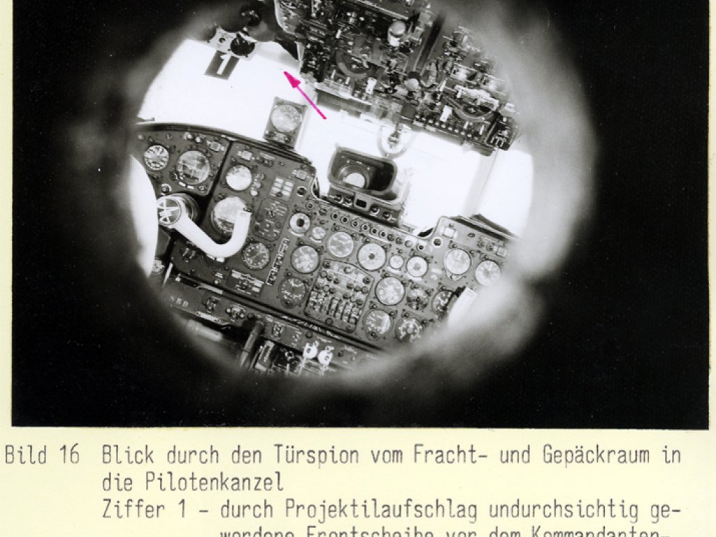 Christel und Eckhard Wehage, Selbstmord nach gescheitertem Fluchtversuch am Flughafen Berlin-Schönefeld: Tatortfoto des MfS vom Cockpit, 10. März 1970