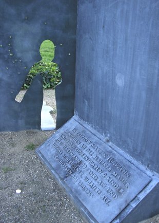 Jörg Hartmann, erschossen an der Berliner Mauer: Gedenktafel des im November 1999 errichteten Denkmals für Jörg Hartmann und Lothar Schleusener in der Kiefholzstraße (Aufnahme 2007)