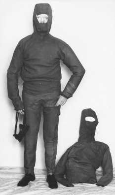 Christian Buttkus, erschossen an der Berliner Mauer: MfS-Foto von den selbst angefertigten Taucheranzügen für die geplante Flucht durch den Teltowkanal, 4. März 1965