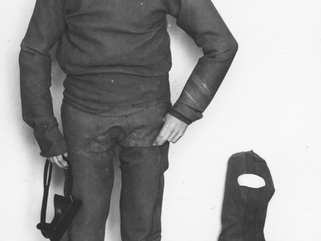 Christian Buttkus, erschossen an der Berliner Mauer: MfS-Foto von den selbst angefertigten Taucheranzügen für die geplante Flucht durch den Teltowkanal, 4. März 1965