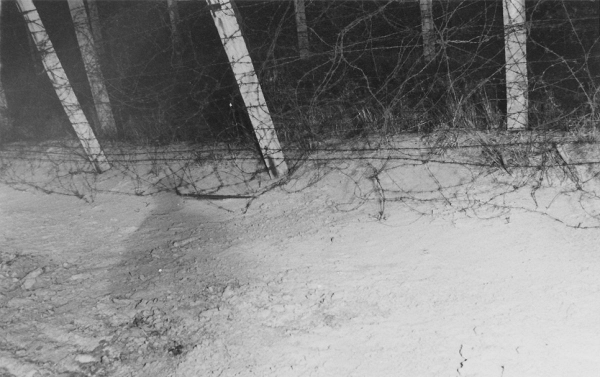 Joachim Mehr, erschossen an der Berliner Mauer: MfS-Foto vom Fluchtort zwischen Hohen Neuendorf und Berlin-Reinickendorf, 3. Dezember 1964 Joachim Mehr, erschossen an der Berliner Mauer: MfS-Foto vom Fluchtort zwischen Hohen Neuendorf und Berlin-Reinickendorf, 3. Dezember 1964