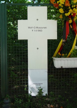 Wolf-Olaf Muszynski, im Februar 1963 bei einem Fluchtversuch im Berliner Grenzgewässer ertrunken: Gedenkkreuz am Berliner Reichstagsgebäude (Aufnahme 2005)
