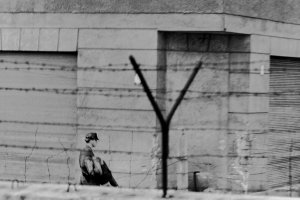 Peter Fechter, erschossen an der Berliner Mauer: Abtransport des Toten durch DDR-Grenzposten in der Zimmerstraße nahe dem Grenzübergang Checkpoint Charlie (II), 17. August 1962