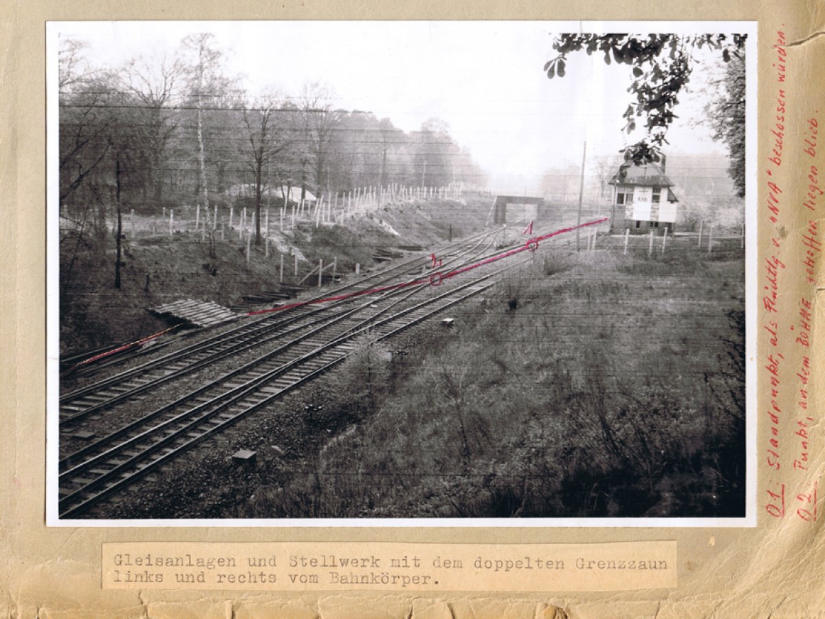 Jörgen Schmidtchen, erschossen an der Berliner Mauer: Tatortfoto der West-Berliner Polizei, 18. April 1962. Jörgen Schmidtchen, erschossen an der Berliner Mauer: Tatortfoto der West-Berliner Polizei, 18. April 1962.