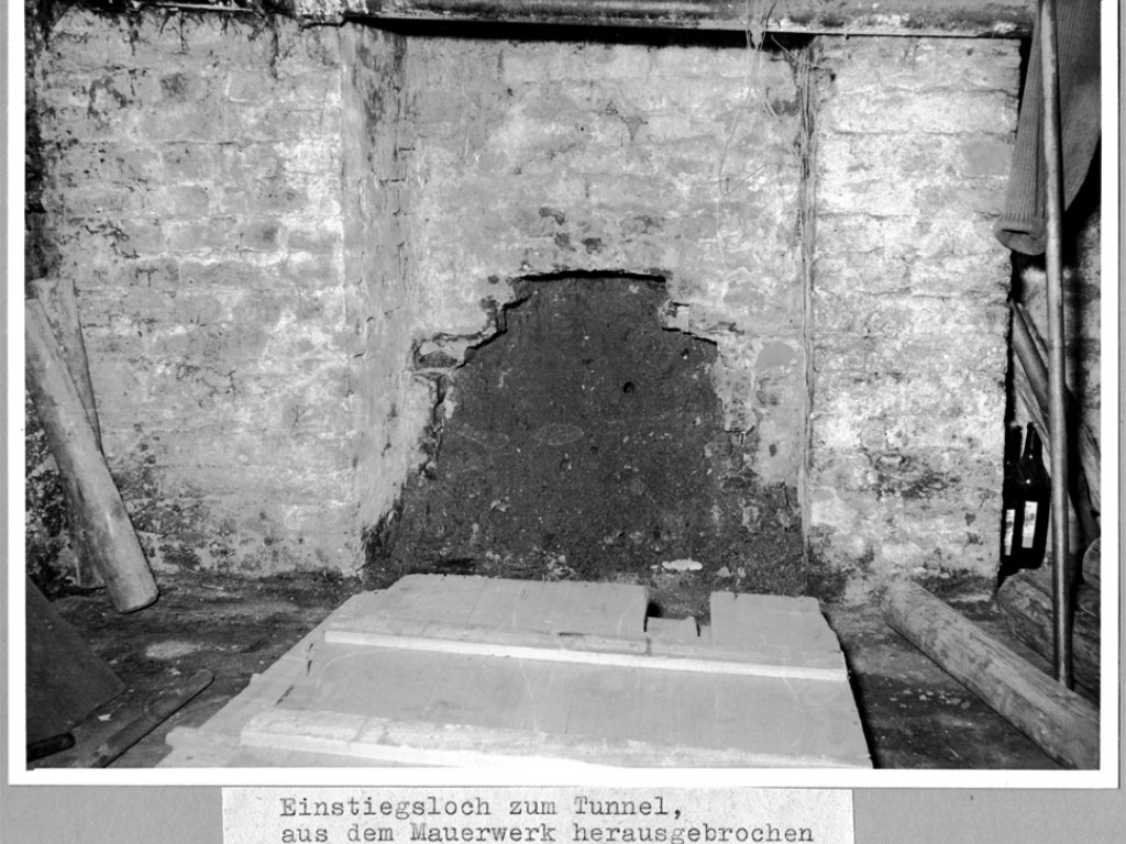 Heinz Jercha, erschossen an der Berliner Mauer: Kellerraum mit Einstieg in den Tunnel in der Heidelberger Straße in Berlin-Neukölln, 27. März 1962