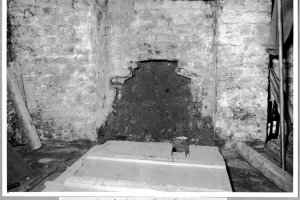Heinz Jercha, erschossen an der Berliner Mauer: Kellerraum mit Einstieg in den Tunnel in der Heidelberger Straße in Berlin-Neukölln, 27. März 1962