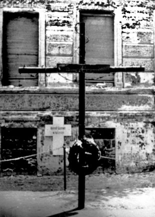 Bernd Lünser, tödlich verunglückt an der Berliner Mauer: MfS-Foto des Mahnmals in der Bernauer Straße 44 (Aufnahme um 1975)