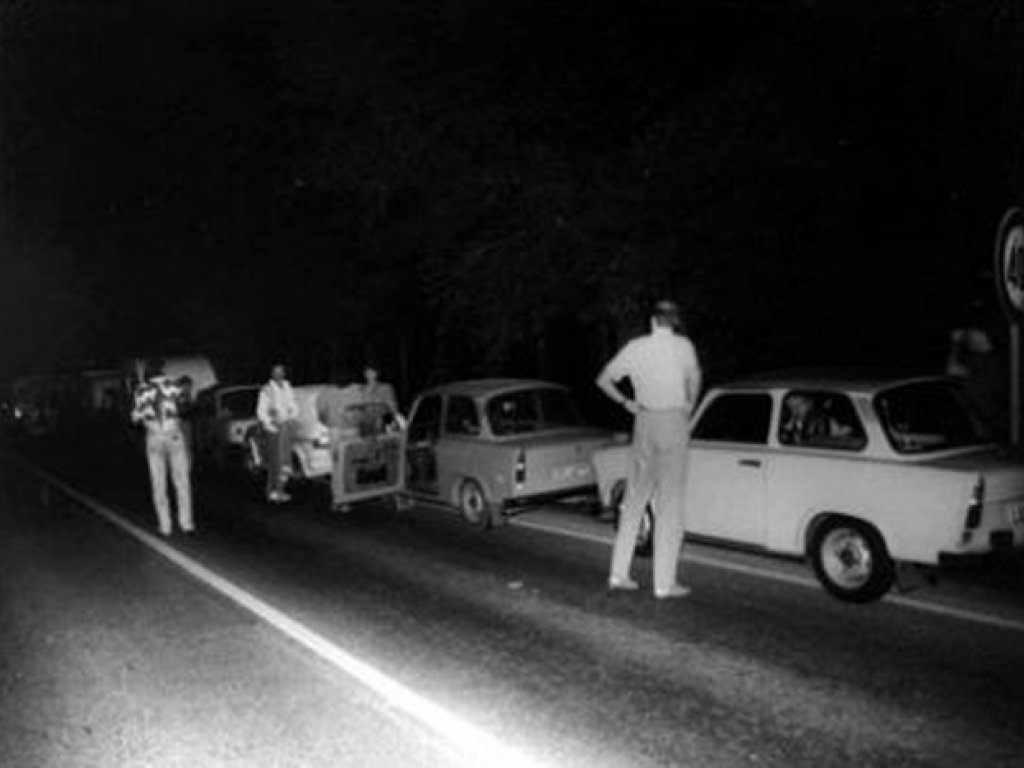 GDR citizens wait for the opening of the border between Austria and Hungary on the evening of 10 September 1989